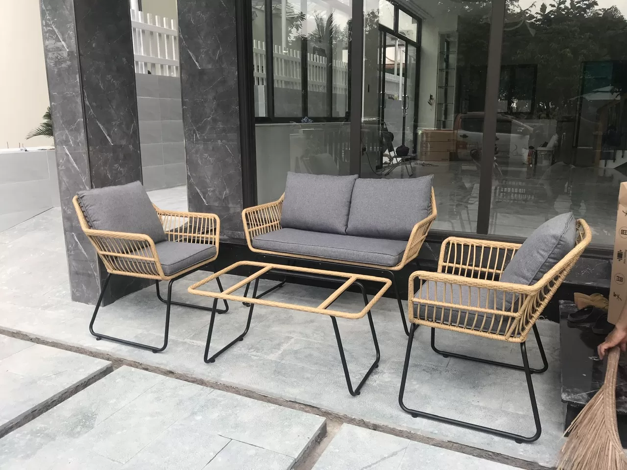 bàn ghế nhựa mây - Bàn ghế nhựa mây của Shomes – Sự lựa chọn hoàn hảo cho không gian sống đẳng cấp tại Căn hộ The Vista – Quận 2