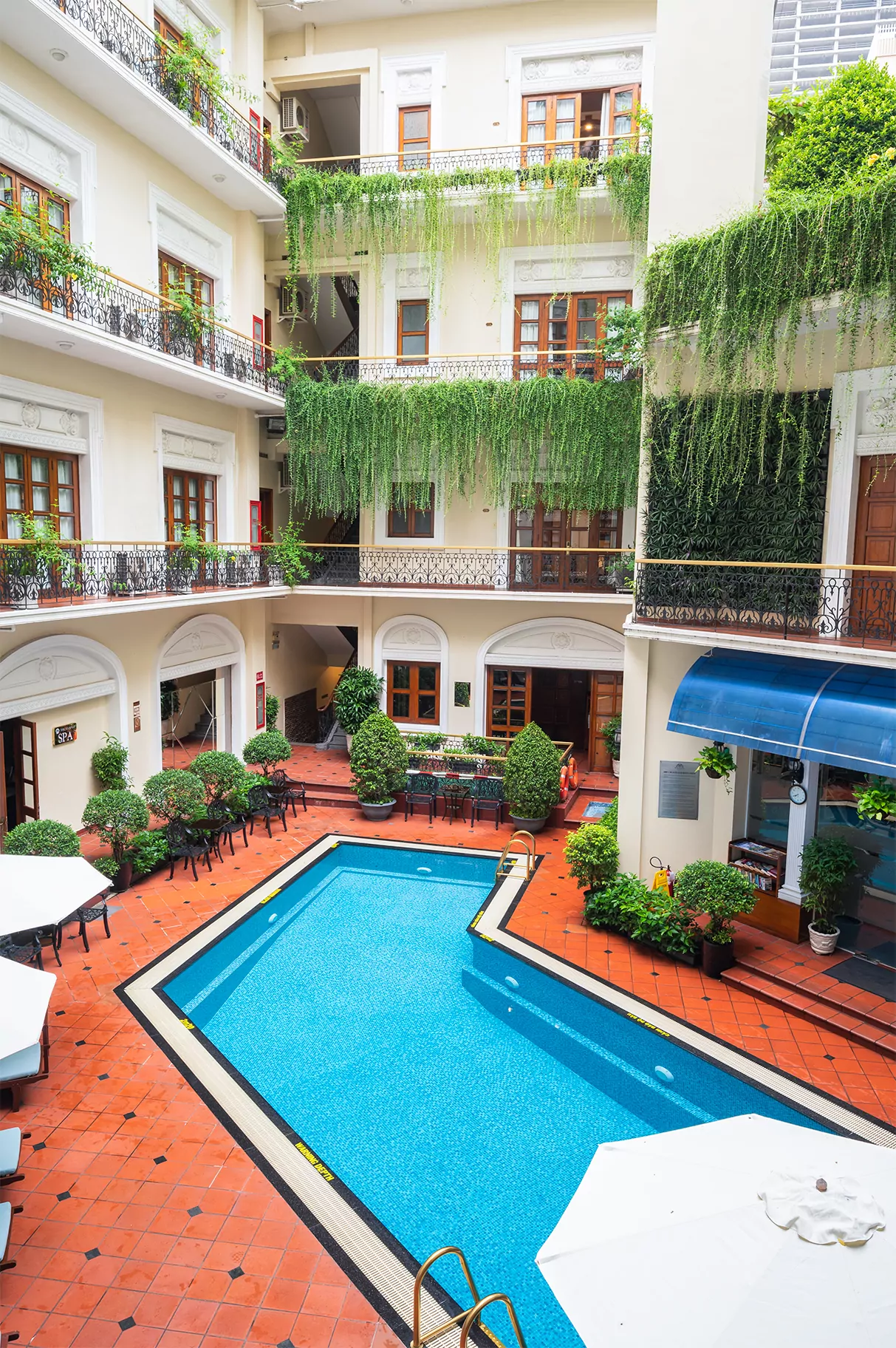 ghế gỗ tắm nắng ghế gỗ tắm nắng - Khách sạn Majestic nâng tầm trải nghiệm nghỉ dưỡng với ghế gỗ tắm nắng hồ bơi cao cấp từ Shomes