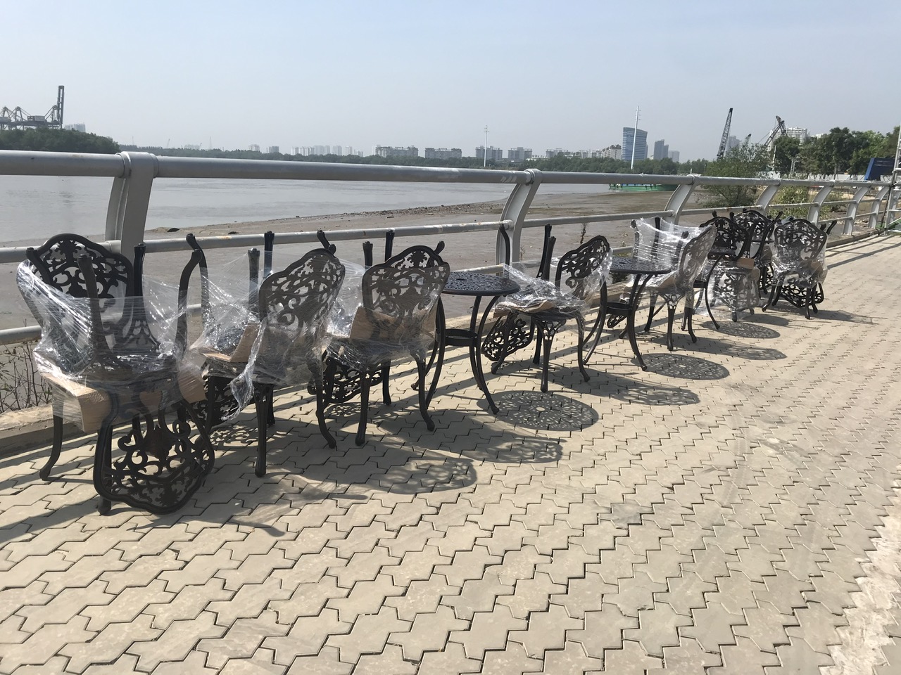 bàn ghế nhôm đúc1 bàn ghế nhôm đúc1 - Bàn ghế nhôm đúc - Giải pháp ngoại thất bền bỉ, sang trọng cho Novaland Quận 2