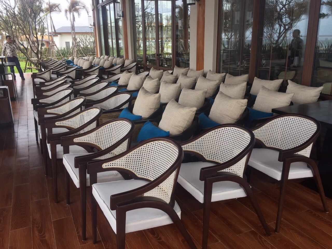 ghế gỗ đan mây - GHẾ GỖ ĐAN MÂY CỦA IMART ĐÃ CÓ MẶT TẠI MOVENPICK CAM RANH
