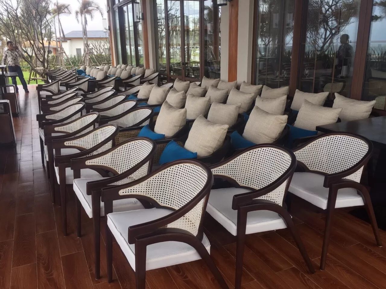 ghế gỗ đan mây - GHẾ GỖ ĐAN MÂY CỦA Shomes ĐÃ CÓ MẶT TẠI MOVENPICK CAM RANH