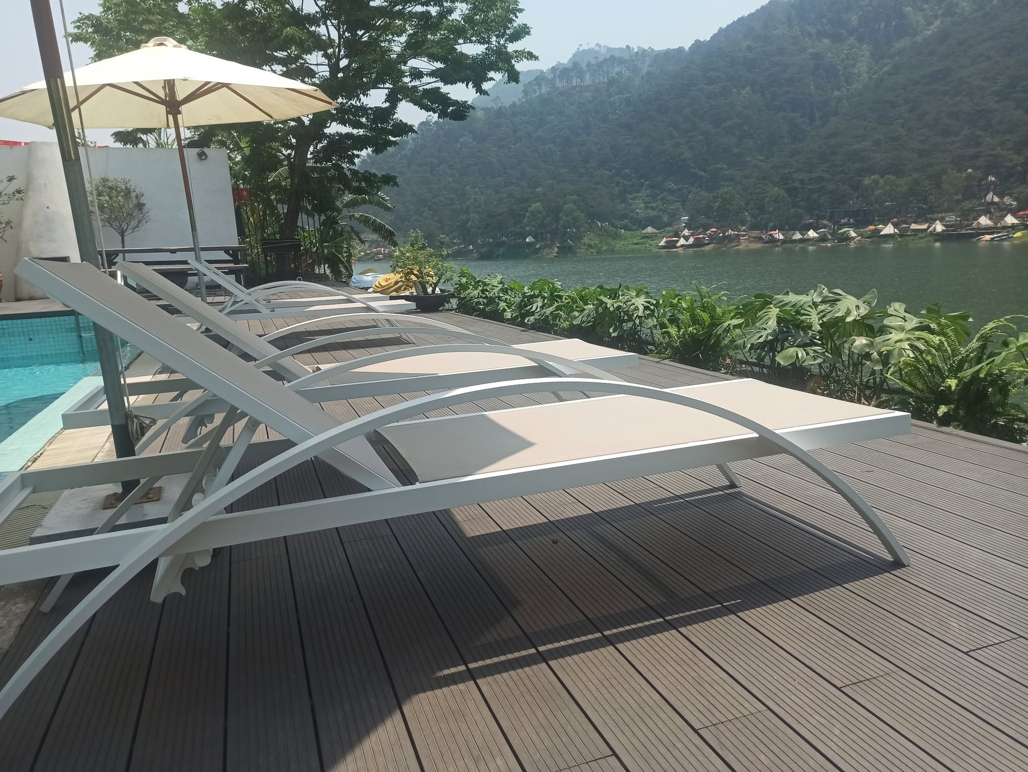 Top 5 giường tắm nắng – Báo giá mới nhất & kinh nghiệm chọn - Giường tắm nắng tay vịn cong lưới textilene