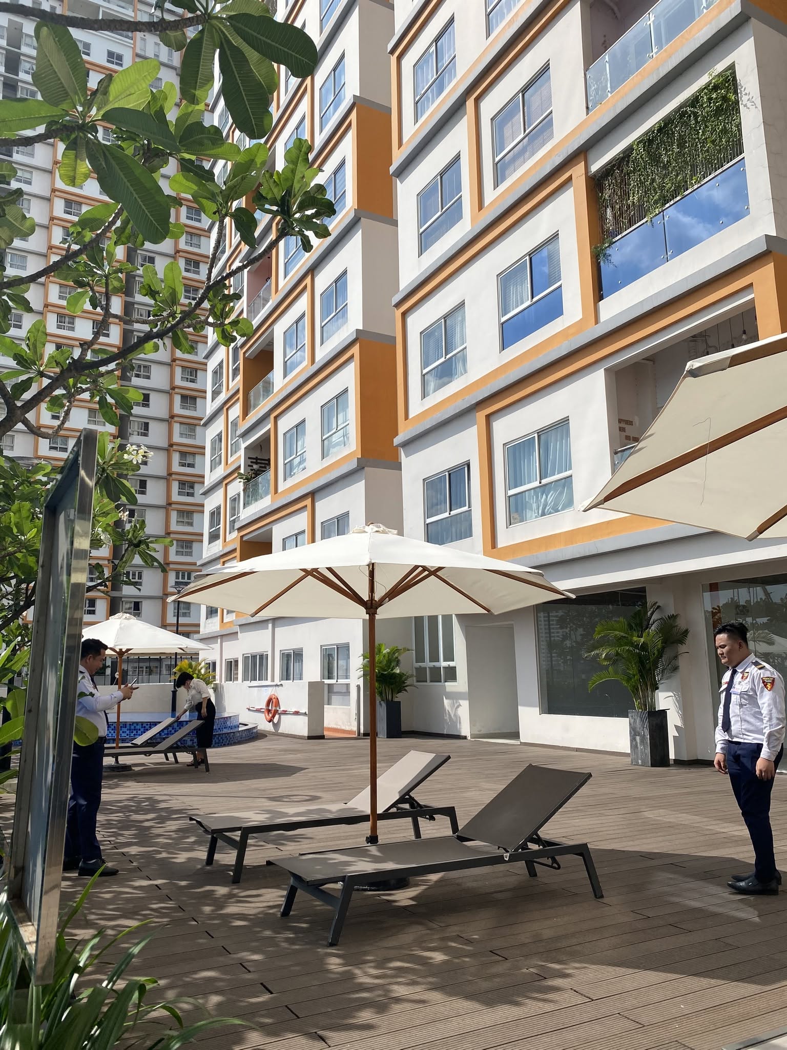 Nội thất ngoài trời bền bỉ 2026: Xu hướng chọn bàn ghế và giường tắm nắng - Giường tắm nắng khung nhôm lưới textilene