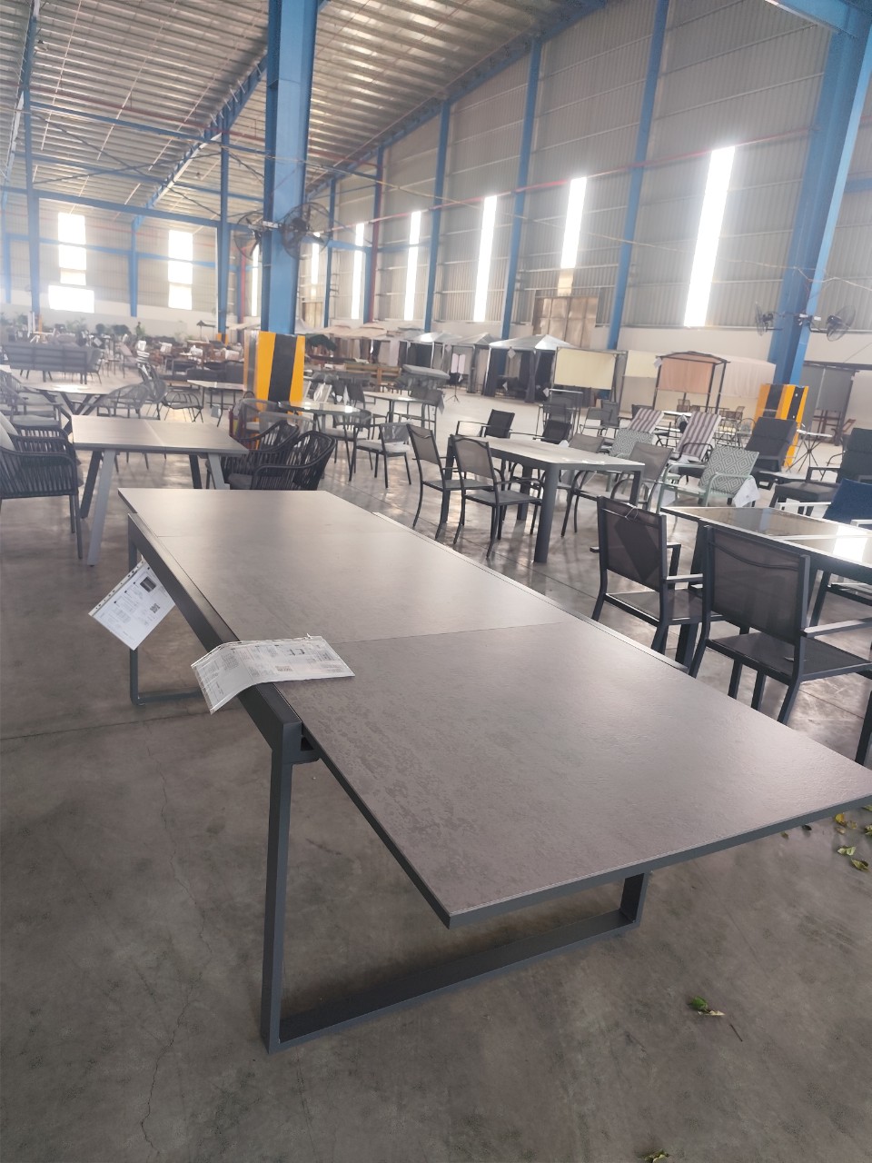 Bàn đơn mặt đá vân mờ chân sắt sơn tĩnh điện hiện đại