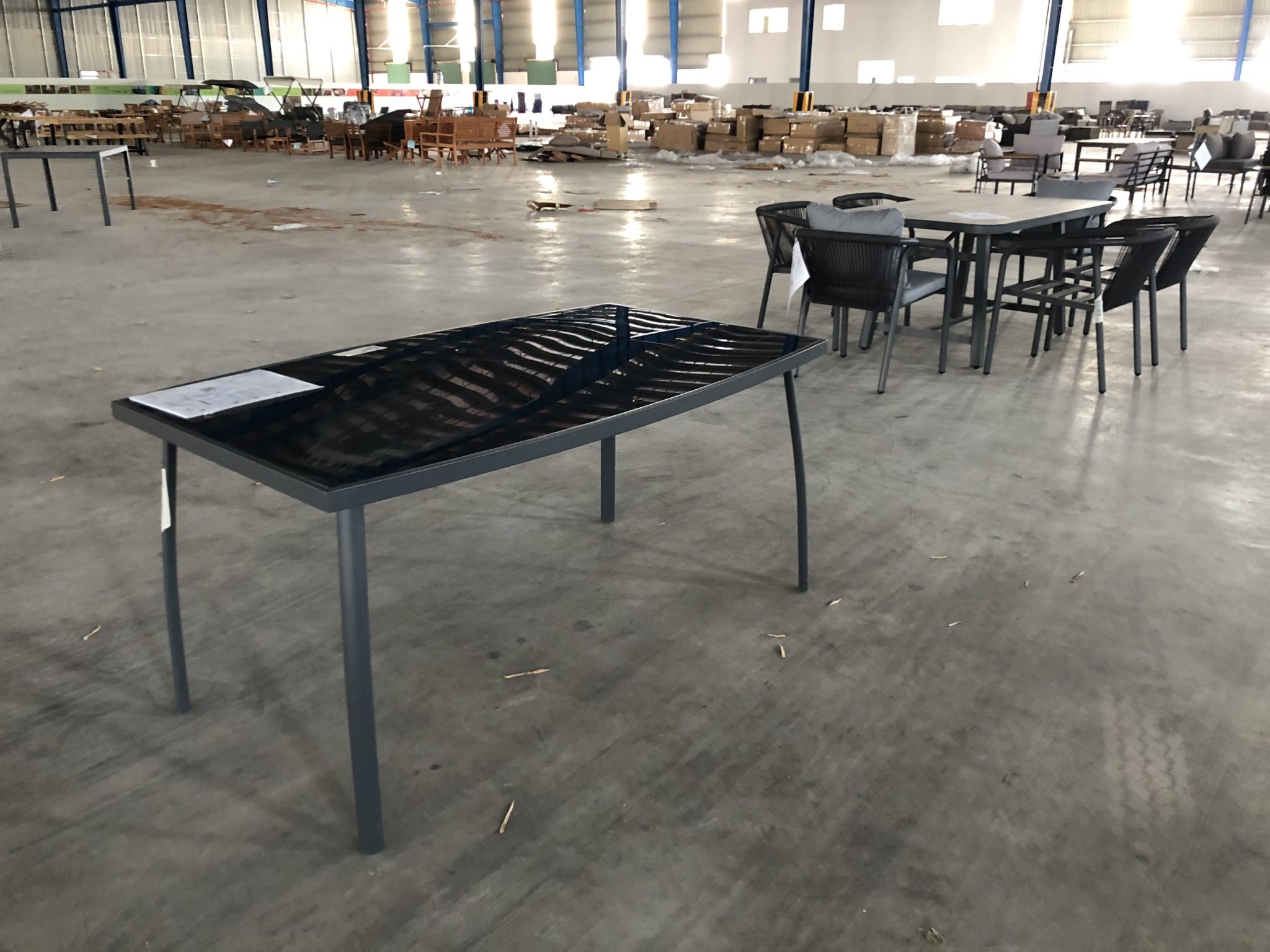 Bàn đơn mặt kính đen khung thép sơn tĩnh điện - Nội thất hiện đại Shomes Bàn đơn mặt kính đen khung thép hiện đại tối giản