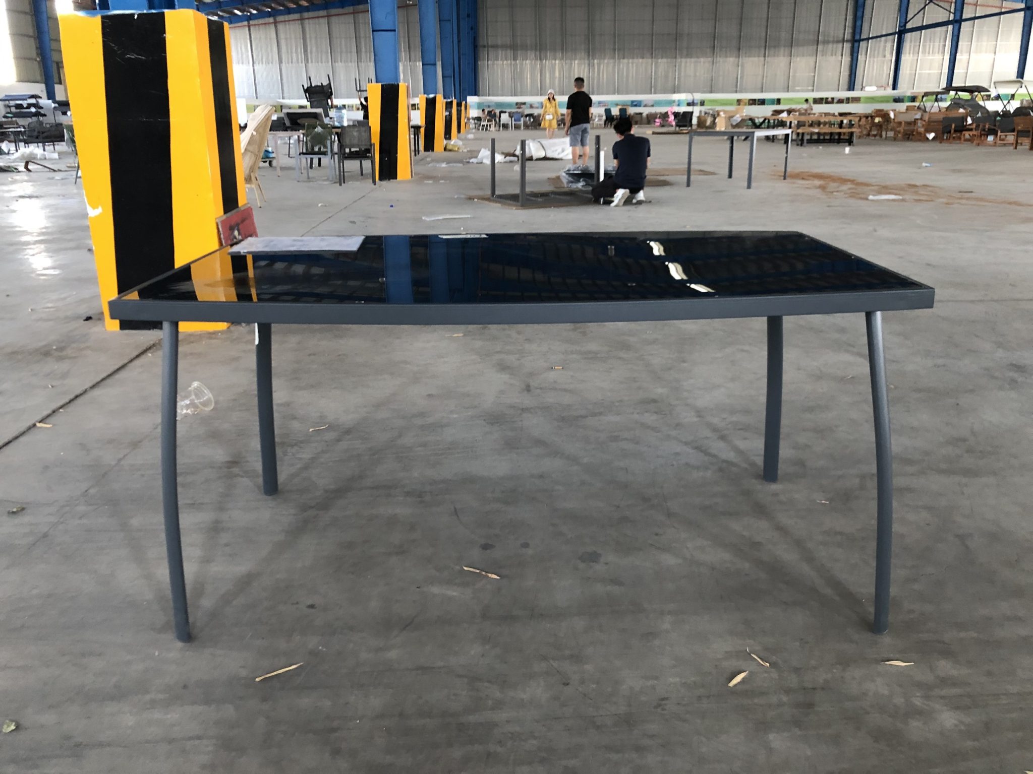 Bàn đơn mặt kính đen khung thép sơn tĩnh điện - Nội thất hiện đại Shomes Bàn đơn mặt kính đen khung thép hiện đại tối giản