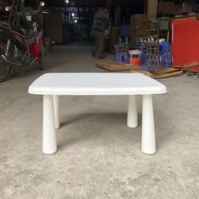 Bàn nhựa hồ bơi màu trắng - góc 1