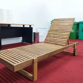 Ghế hồ bơi bằng gỗ tràm
