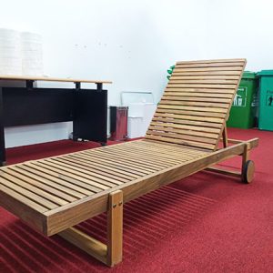 Ghế hồ bơi bằng gỗ tràm