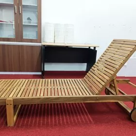 Ghế hồ bơi bằng gỗ tràm - góc 1