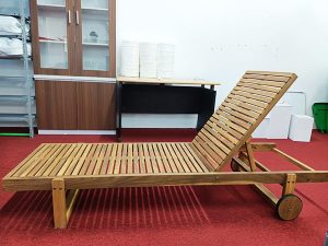 Ghế hồ bơi bằng gỗ tràm - góc 1