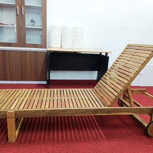 Ghế hồ bơi bằng gỗ tràm - góc 1