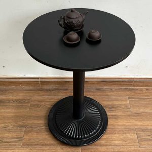 Bàn cafe tròn mặt gỗ cao su chân sắt mâm gang CFD68168 - hình 1