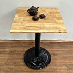 Bàn cafe vuông mặt gỗ chân bằng gang đúc CFD68167 - hình 1