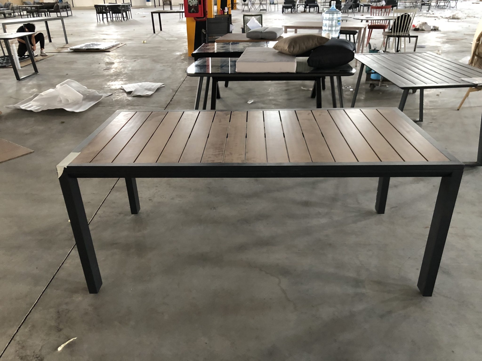 Bàn đơn khung sắt mặt gỗ cao cấp B109 trong kho hàng