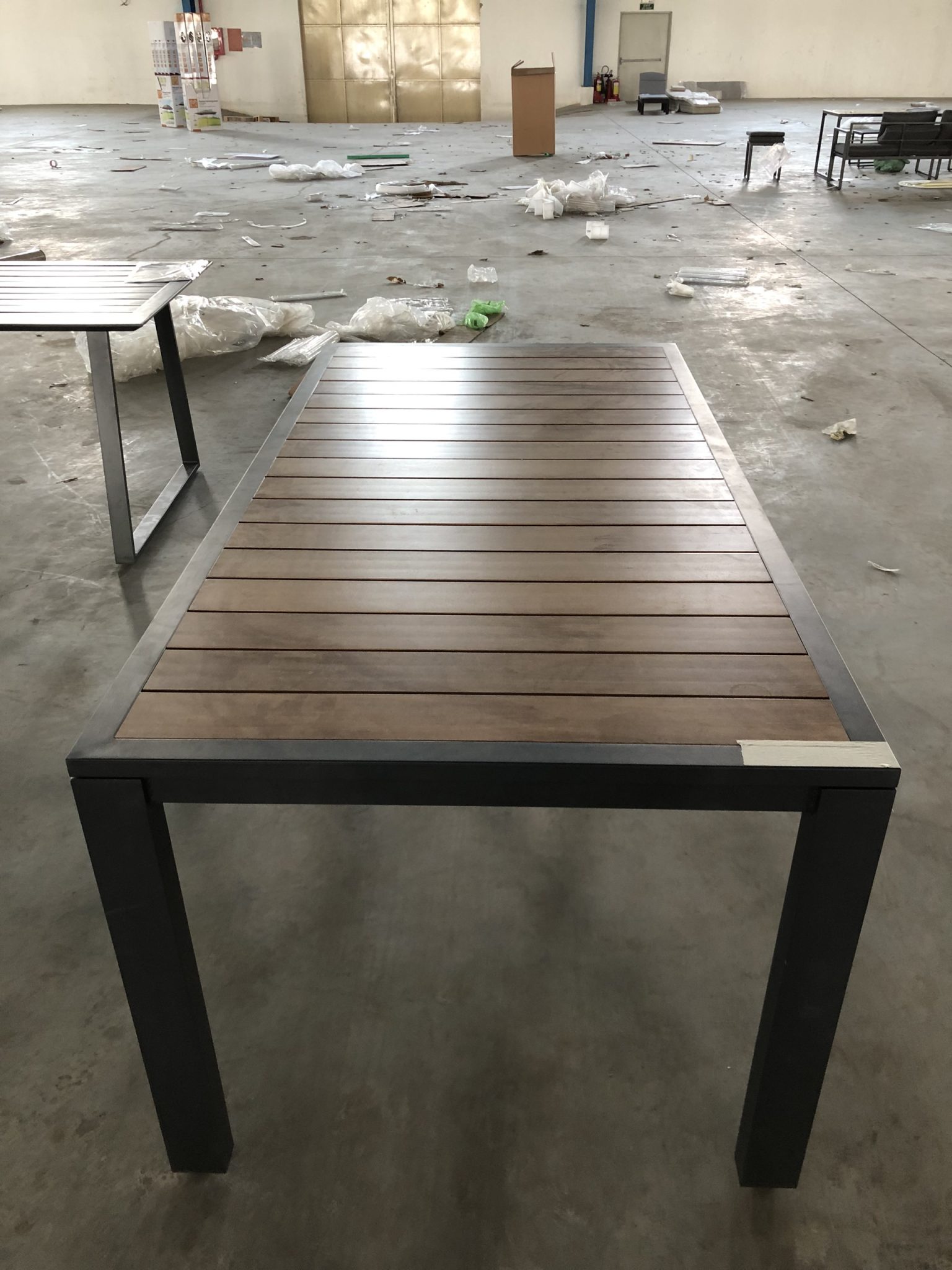 Bàn đơn khung sắt mặt gỗ cao cấp B109 trong kho hàng