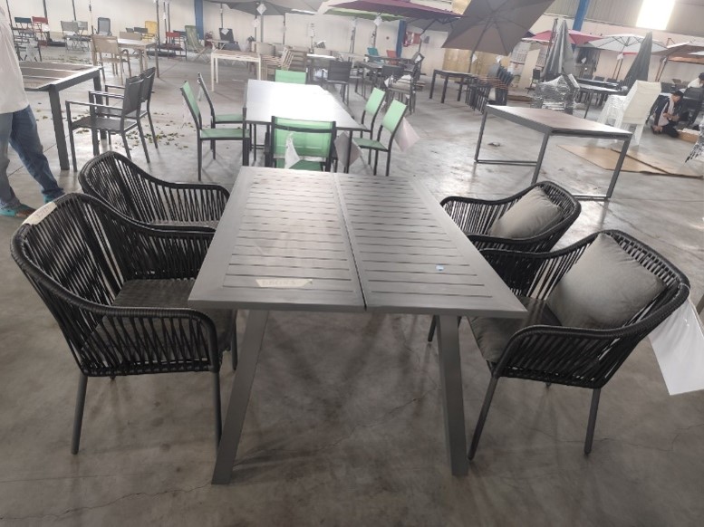 Bộ bàn ghế mây nhựa BB053 hiện đại với đệm vải êm ái