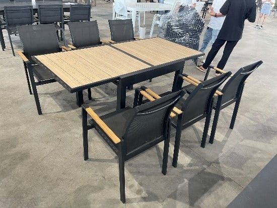 Bộ bàn ghế ngoài trời khung sắt mặt gỗ hiện đại