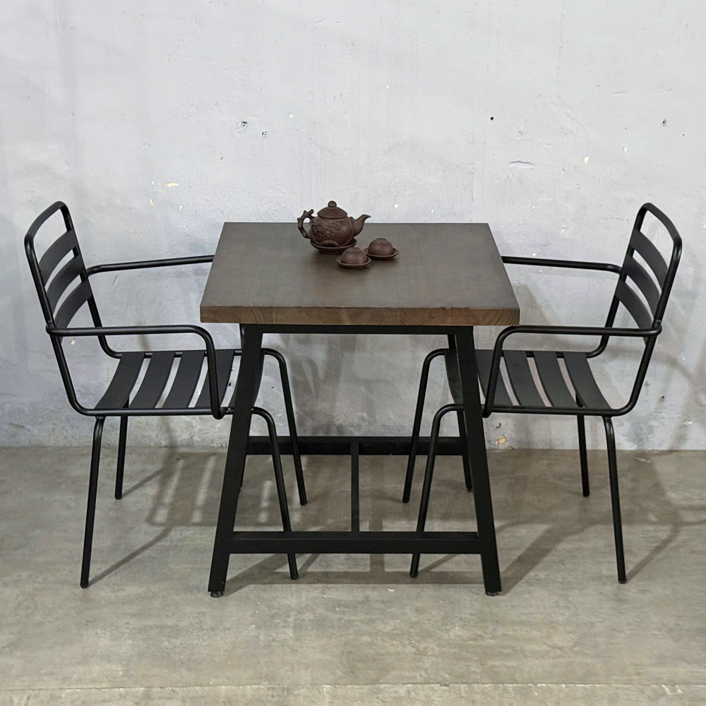 Combo bàn ngoài trời gỗ thông và 2 ghế sắt C Combo bàn ngoài trời gỗ thông và 2 ghế sắt C - hình 2