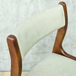 Ghế Bella nệm bọc vải Si gỗ cao su - hình 1