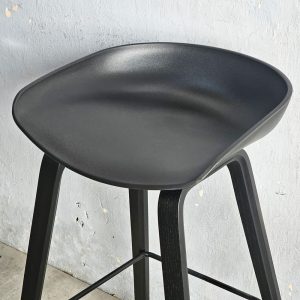 Ghế quầy bar mặt nhựa chân gỗ sồi G - hình 1