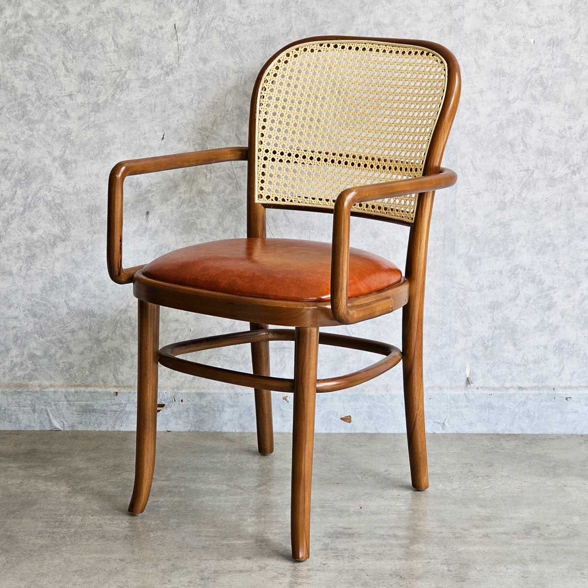 Ghế THONET có tay tựa bọc nệm da PU gỗ cao su Ghế THONET có tay tựa bọc nệm da PU gỗ cao su - hình 1