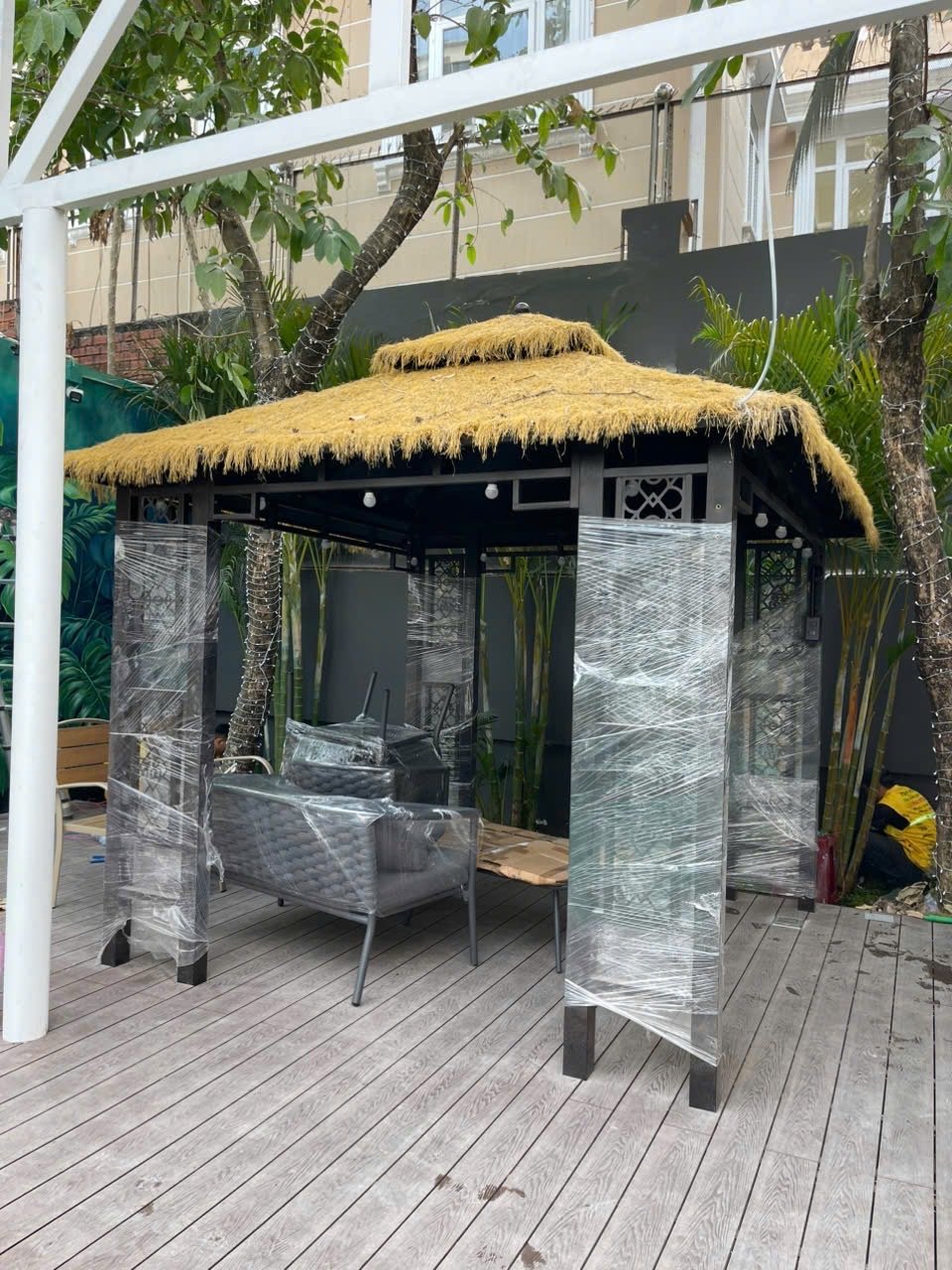 Sofa ngoài trời ban công kèm ô dù chống mưa nắng