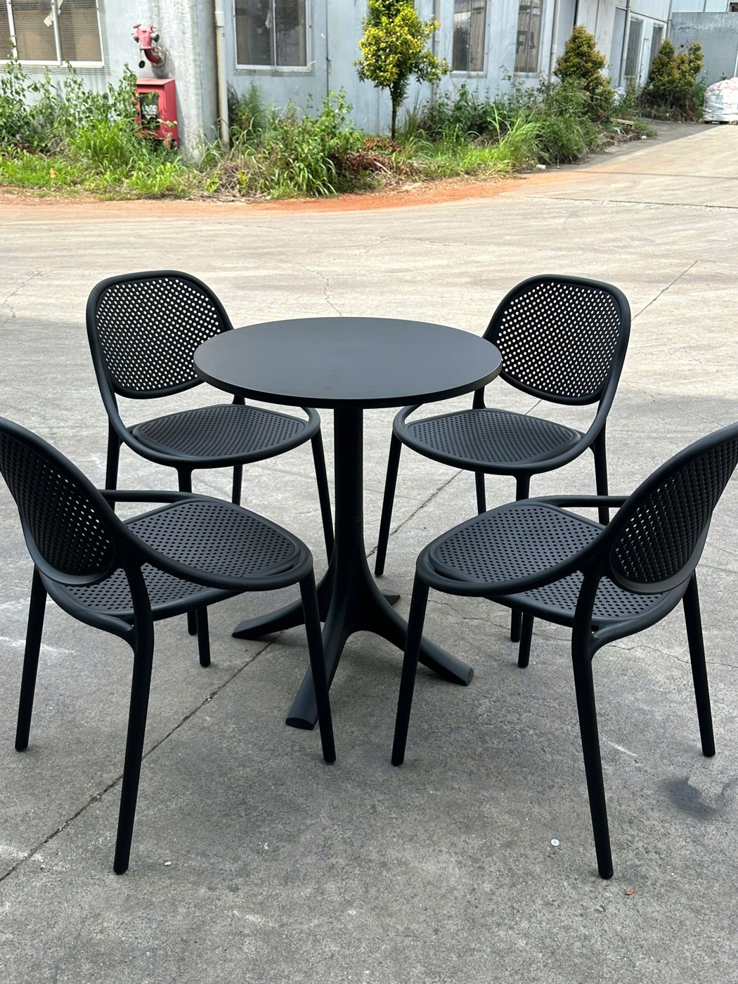 setup sân thượng biệt thự với nội thất và cây xanh cao cấp